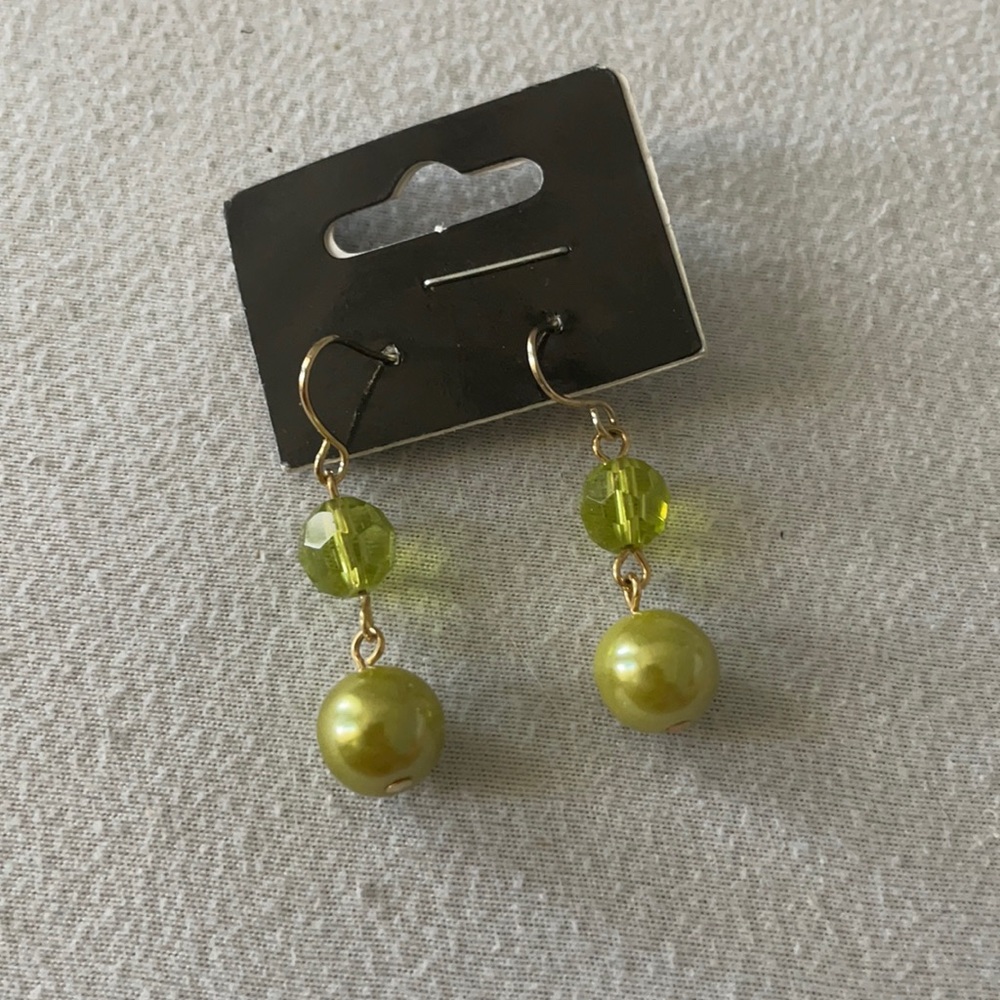 Cute fake pearl earring. Green.
